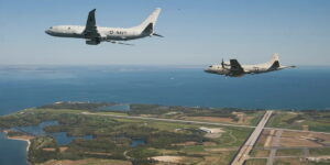 P-8A Poseidon neben P-3C Orion über NAS Patuxent River, Maryland/USA. Foto: US-Navy/L.Goettee