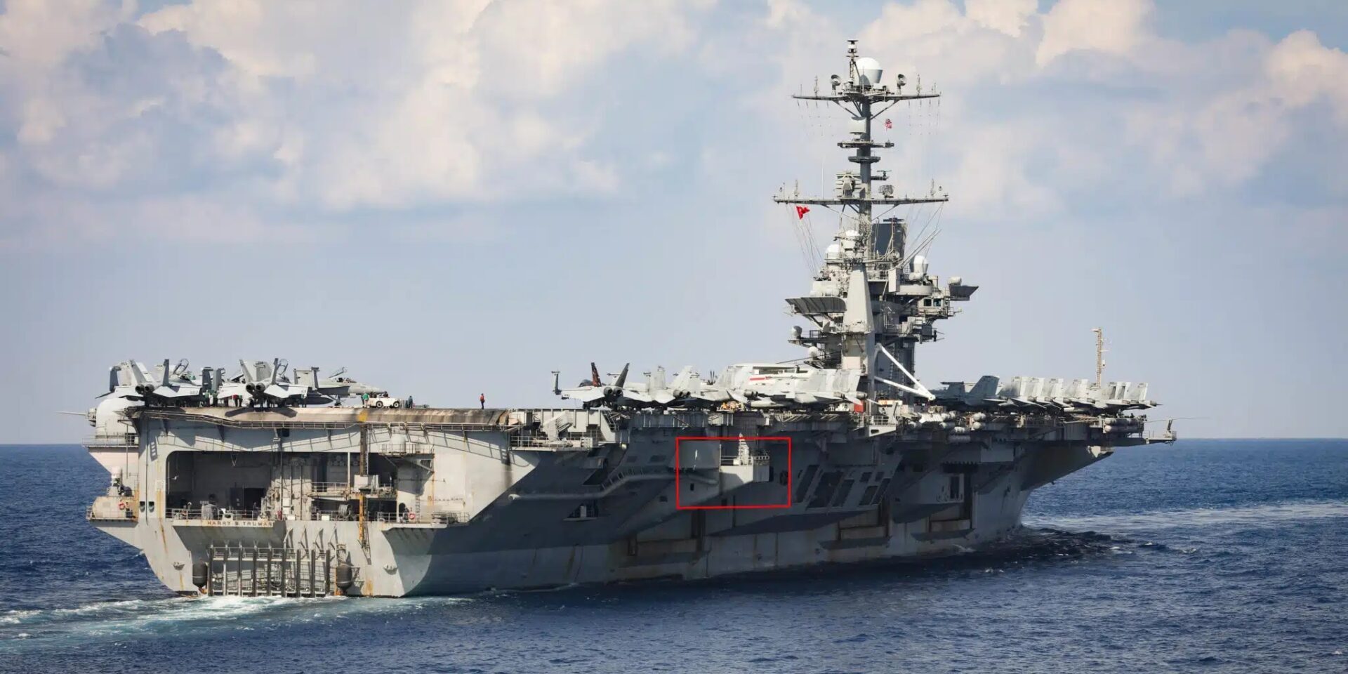 Flugzeugträger USS Harry S. Truman, Schadstelle markiert. Foto: US-Navy