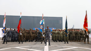 Indische und amerikanische Soldaten auf dem Deck des Docklandungsschiffs Somerset während der bilateralen Übung Tiger Triumph 2024, Foto: US Navy