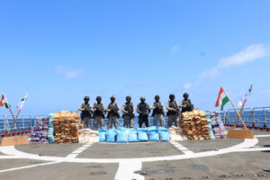 Ein Boardingteam der indischen Fregatte Talwar im April 2024 mit sichergestellten Drogen, Foto: Indische Marine/US Navy