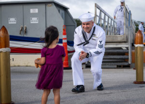 Many family members had already moved to Guam while the Minnesota was on deployment. The welcome of the crew in their new home port was all the warmer, photo: US Navy