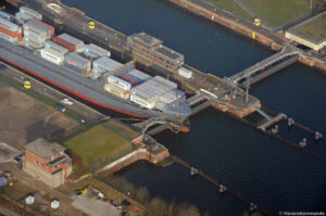 Ship moored in the gate. Photo: Havariekommando