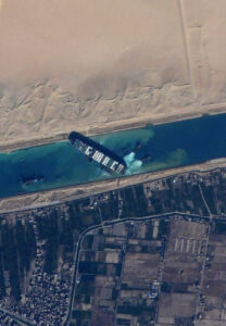 Die „Ever Given“ liegt quer im Suez-Kanal. Foto: NASA