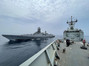 Gemeinsamer Einsatz des indischen Zerstörers Kochi und der spanischen Fregatte Numancia im Golf von Oman, Foto: Eunavfor