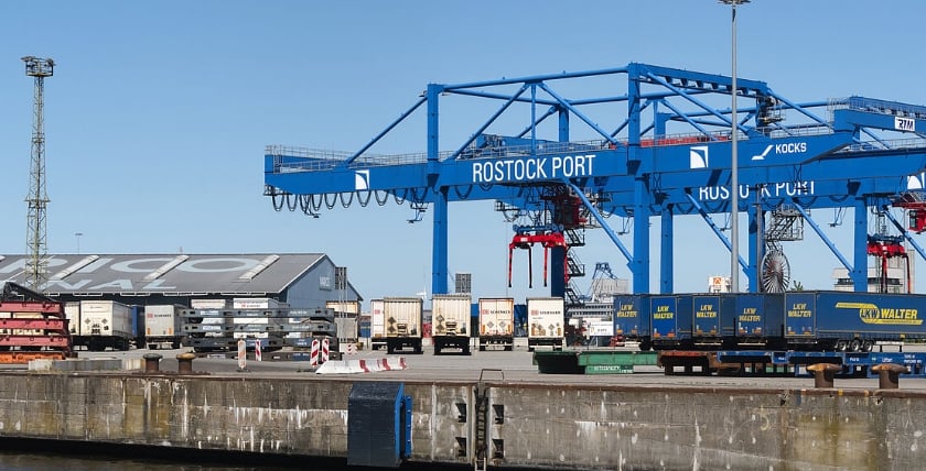 Kranbrand im Rostocker Seehafen – Feuerwehr im Einsatz, Foto: Rostock Port