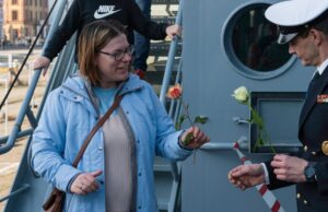 Besucherinnen erhalten von Wachtmeister Blumen beim Open Ship in Stralsund. Foto: Daniel Angres.