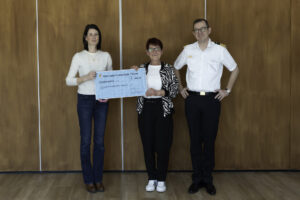 Die Vorsitzende der Interessensgemeinschaft der Unteroffiziere Frau Gabriele Warmbier überreicht im Beisein des Schulkommandeurs der MTS Kapitän zur See Sven Janssen die Spendenschecks an charitative Einrichtungen aus Stralsund und Umgebung. Bild: Daniel Angres
