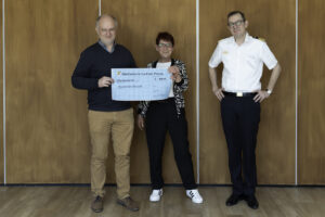 Die Vorsitzende der Interessensgemeinschaft der Unteroffiziere Frau Gabriele Warmbier überreicht im Beisein des Schulkommandeurs der MTS Kapitän zur See Sven Janssen die Spendenschecks an charitative Einrichtungen aus Stralsund und Umgebung. Bild: Daniel Angres