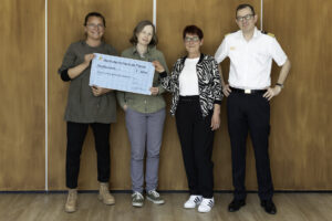 Die Vorsitzende der Interessensgemeinschaft der Unteroffiziere Frau Gabriele Warmbier überreicht im Beisein des Schulkommandeurs der MTS Kapitän zur See Sven Janssen die Spendenschecks an charitative Einrichtungen aus Stralsund und Umgebung. Bild: Daniel Angres