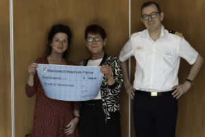 Die Vorsitzende der Interessensgemeinschaft der Unteroffiziere Frau Gabriele Warmbier überreicht im Beisein des Schulkommandeurs der MTS Kapitän zur See Sven Janssen die Spendenschecks an charitative Einrichtungen aus Stralsund und Umgebung. Bild: Daniel Angres