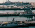 Marinebasis bei al-Dschubail am Persischen Golf im Jahr 1990. Ein Großteil der abgebildeten Einheiten steht heute noch im Dienst der Royal Saudi Navy, Foto: US Navy/J.R. Ruark