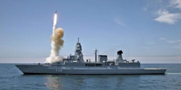 „Sachsen“ verschießt RIM-66 SM-2. Foto: Bundeswehr/Falk Plankenhorn