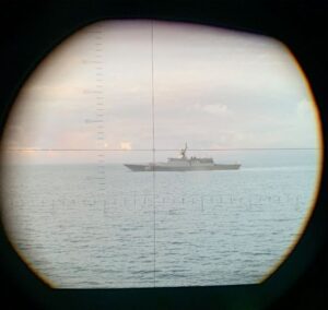 Blick durchs Sehrohr auf ein russisches Schiff, Foto: Bw