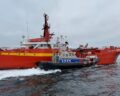 KNRM-Schiff „Joke Dijkstra“ längsseits der „Glomar Venture“ - Evakuierung von zwei verletzten Besatzungsmitgliedern. Foto: KNRM