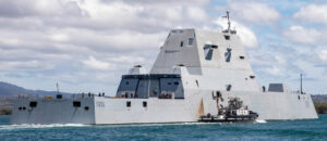 Eine Heckansicht der Michael Monsoor zeigt die beiden Hochgeschwindigkeitsgeschütze des Typs Mk 46 GWS oberhalb des Hubschrauberhangars, Foto: U.S. Navy