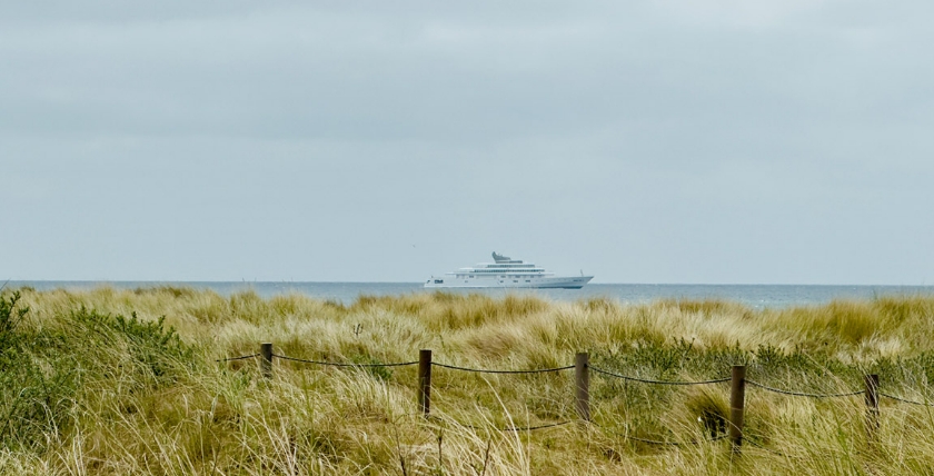 The mega yacht Rising Sun in front of the dune in Heligoland, photo: Michaela Savasogan