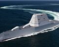 Die Verkleidung der beiden AGS-Geschütze auf dem Vorschiff wurde in das Stealth-Design der Zumwalt-Klasse integriert, Foto: Atlantic Museum der US Navy