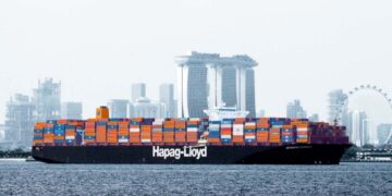 : „Antwerpen-Express“ vor der Skyline von Singapur. Bild: Hapag-Lloyd