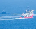 "Invincible", U-Boot Typ 218SG, Singapur, bei Abnahmefahrten Kieler Bucht. tkMS Sicherheitsschiff "Aquanaut". Foto: Michael Nitz