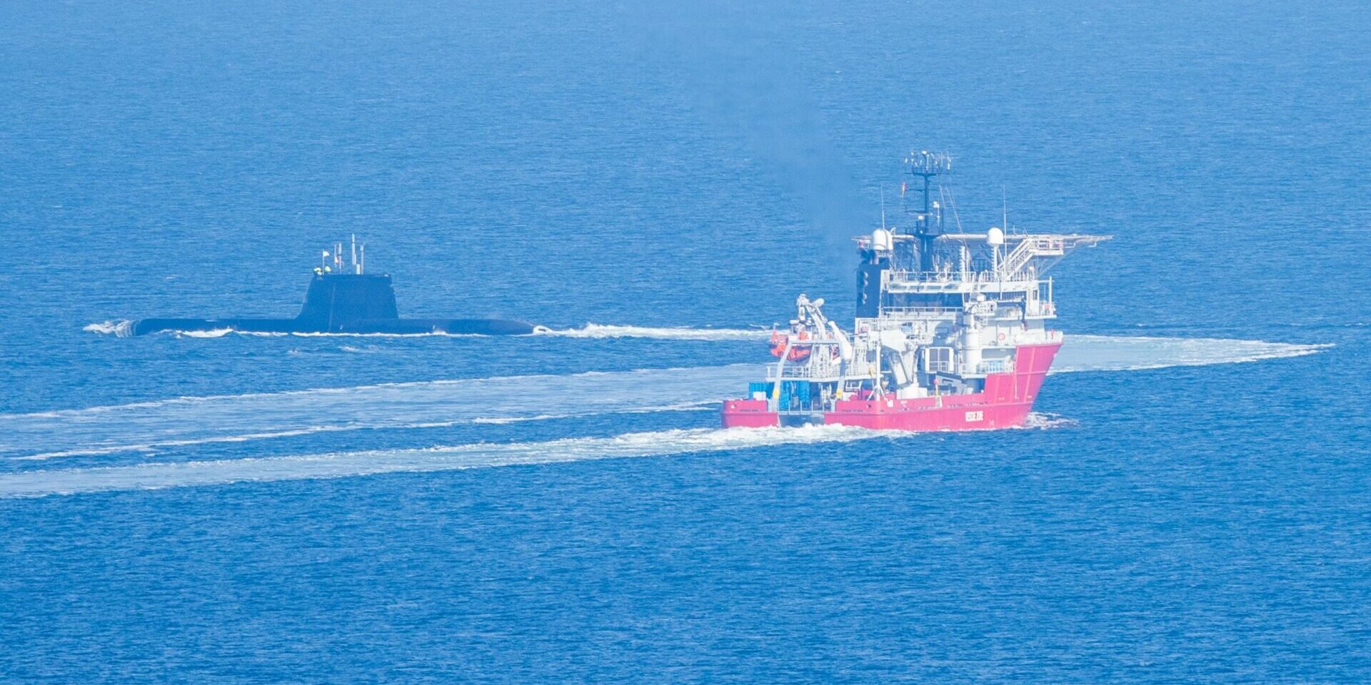 "Invincible", submarine type 218SG, Singapore, during acceptance trials in Kiel Bay. tkMS safety ship "Aquanaut". Photo: Michael Nitz
