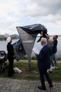 Die Stele wird enthüllt, Foto: HS