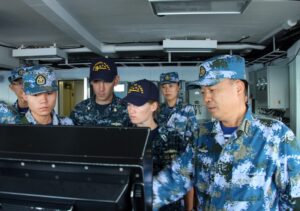 Besprechung amerikanischer und chinesischer Marinesoldaten an Bord der Fregatte Hengshui während Rimpac 2016, Foto: US Navy
