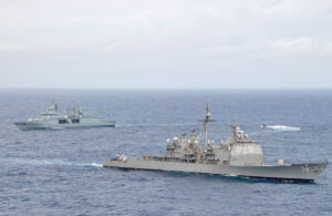 2500 zusätzliche Tonnen bringen die US-Kreuzer der Ticonderoga-Klasse (r.) im Vergleich zur deutschen Fregatte 125 auf die Waage, Foto: USN/Larissa Dougherty