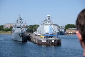 Deutsche Fregatte "Bayern" und dänische Fregatte "Absalon" an der Gorch-Fock-Mole. Foto: hsc