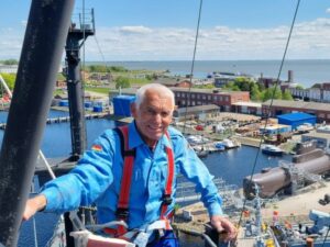 Obermaat a. D. Uwe Regitz bei Arbeiten im Mast. Foto: Pön-Ex-Crew
