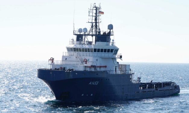 Ocean-going tug "Rügen" in action