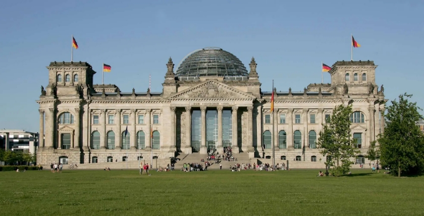 The first national Veterans' Day in Germany is celebrated around the seat of the Bundestag. Photo: Bundeswehr/Ralf Wilke