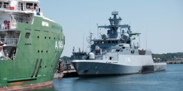 Corvette Magdeburg and tug Borkum, photo:hsc