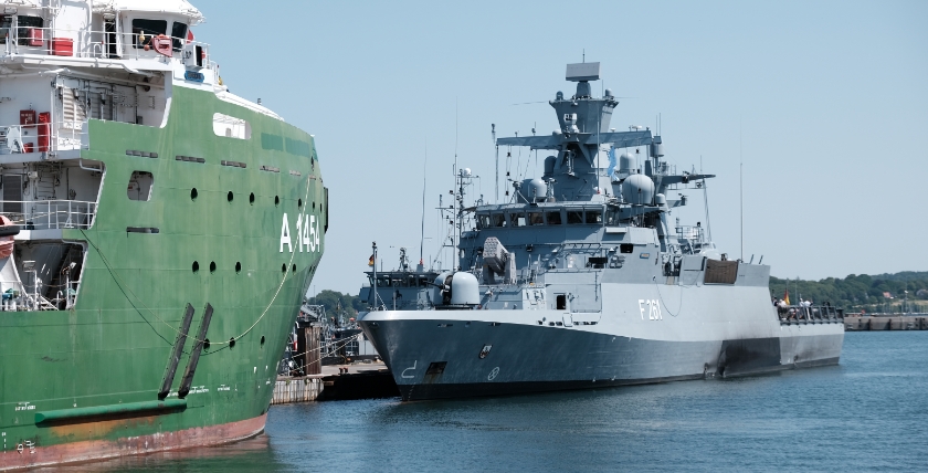 Corvette Magdeburg and tug Borkum, photo:hsc