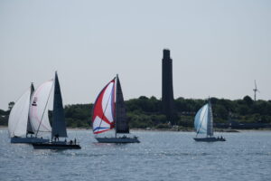 Segler vor dem Marineehrenmal. Foto: hsc