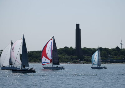 Segler vor dem Marineehrenmal,Foto:hsc