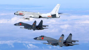 Chinesische Bomber und Kampfflugzeuge sichern von China besetzte Inseln, Foto: Philippinische Küstenwache