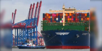 "HMM Hamburg" entering the port of Hamburg. Picture: HHM