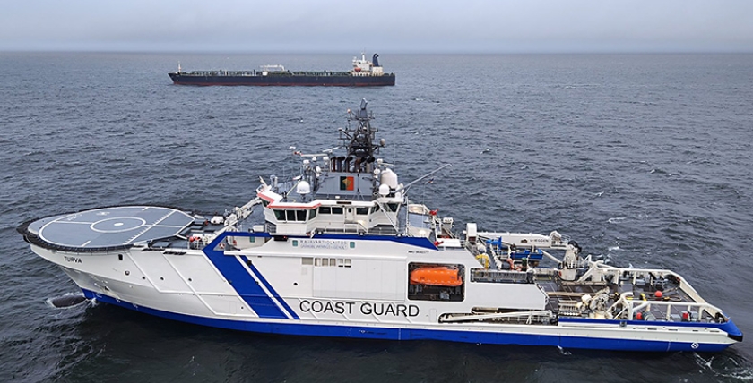 Finnisches Küstenwach-Schiff bewacht die „Eagle S“. Bild: Finnish Border Guard