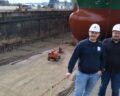 Projektleiter Franek Kalms von EWD (l.) und Recyclingspezialist Sebastian Jeanvré am Trockendock von EWD in Emden, Foto: Phillipp Steiner