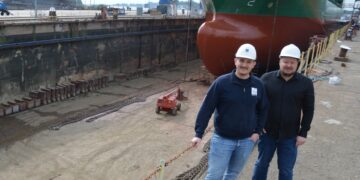 Project manager Franek Kalms from EWD (left) and recycling specialist Sebastian Jeanvré at EWD's dry dock in Emden, photo: Phillipp Steiner