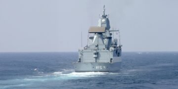 Optisch prägt die Antenne des Weitbereichsradars Smart-L die Schiffe der Sachsen-Klasse, Foto: Bw
