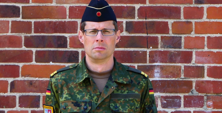 Oberleutnant zur See d.R. Markus S. serves as a reservist in the naval shipping command, photo: Bw