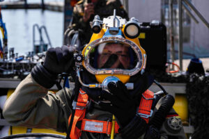 Navy diver with equipment Photo: Daniel Angres