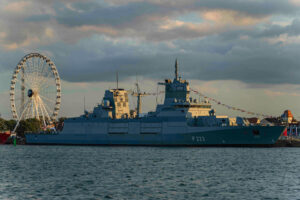 Frigate "Nordrhein-Westfalen" in front of the Ferris wheel. Photo: Daniel Angres