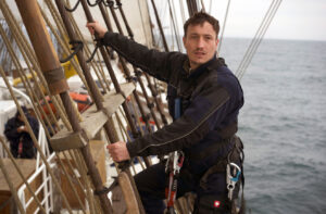 Author Lukas Wiehler in the rigging of the "Gorch Fock". Photo: HR/Martin Sündermann