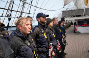 Community, discipline and routines: During the training voyage on the "Gorch Fock", the crew members become comrades. Picture: HR/Martin Sündermann