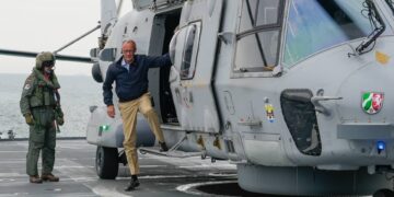 Ein kleiner Schritt . . . ein großer Besuch bei der Marine. Foto: Michael Nitz