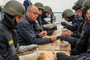 Bundeskanzler Merz im Gespräch mit der Besatzung. Foto: Michael Nitz