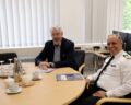 Kapitän zur See Christian Klausing (r.) im Gespräch mit marineforum-Chefredakteur Holger Schlüter, Foto: hsc