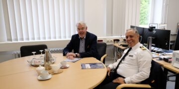 Kapitän zur See Christian Klausing (r.) im Gespräch mit marineforum-Chefredakteur Holger Schlüter, Foto: hsc